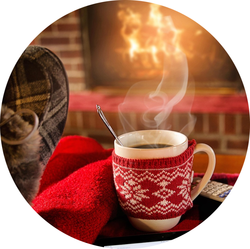 Zeit für dich - rund Füße und dampfende Teetasse vor dem Kaminfeuer